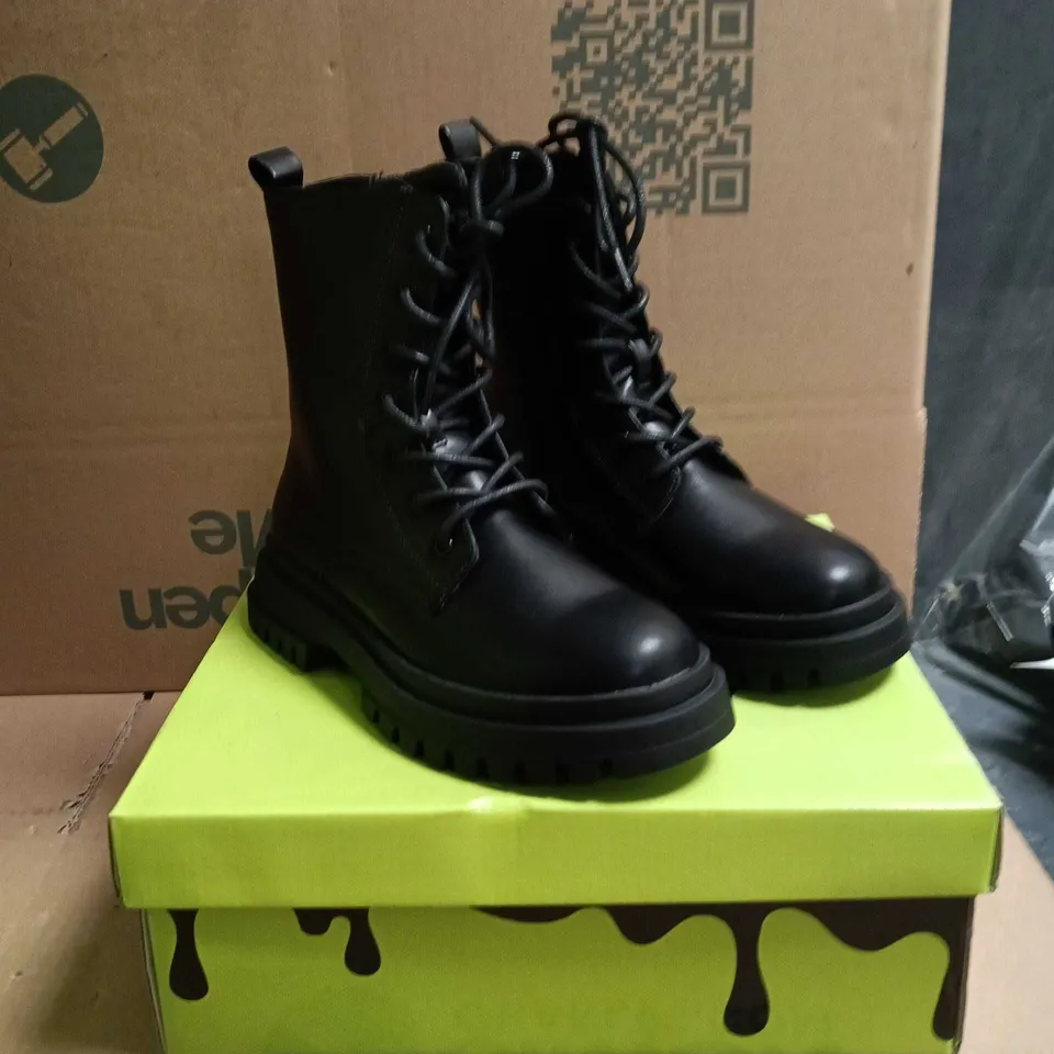KOI KIDZ MAGIC DREAMERS LACE UP BOOTS BLACK SIZE 3