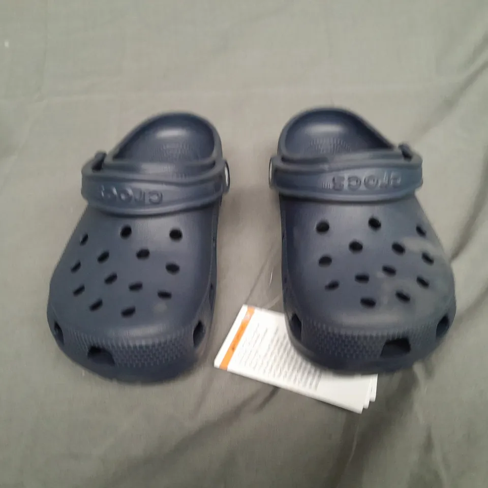 UNBOXED PAIR OF CLASSIC CROCS NAVY UK M5/W7