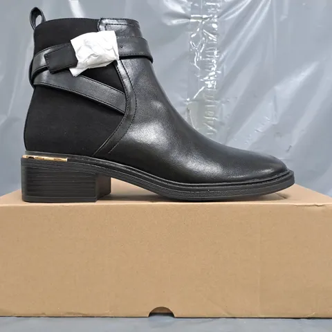 BOXED PAIR OF V BY VERY SIDE-ZIP LOW BLOCK HEEL ANKLE BOOTS IN BLACK SIZE 5