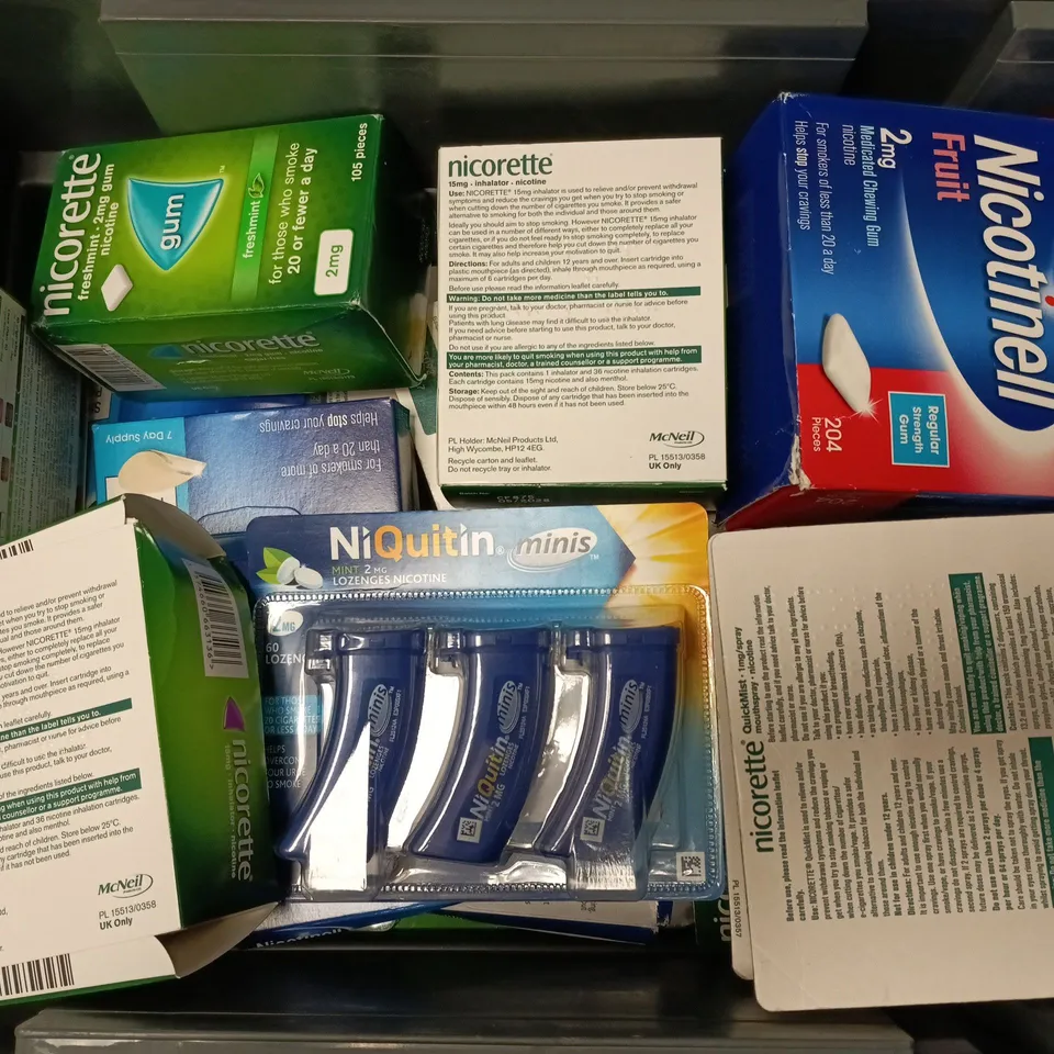 APPROXIMATELY 15 ASSORTED SMOKING PREVENTION AIDS TO INCLUDE NICORETTE GUM, NIQUITIN MINIS, NICOTINELL FRUIT GUM, ETC - COLLECTION ONLY
