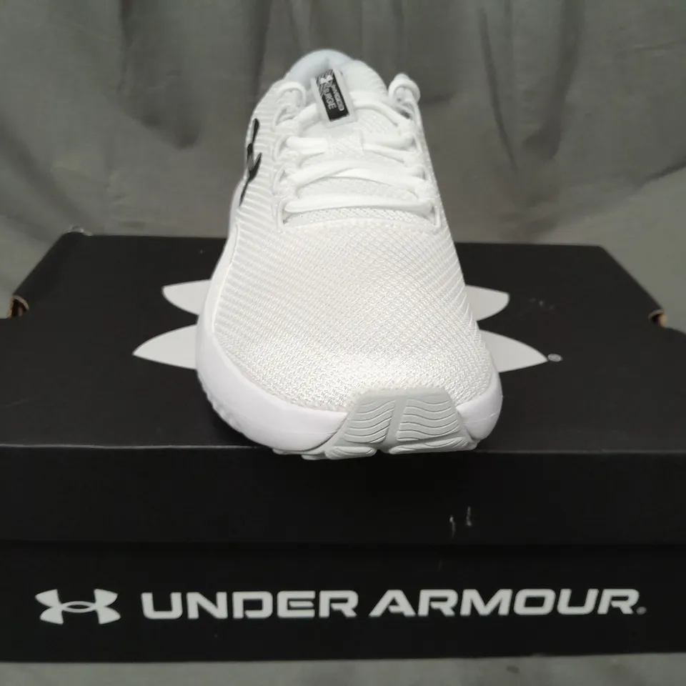 BOXED PAIR OF UNDER ARMOUR CHARGED SURGE 4 SHOES IN WHITE UK SIZE 10