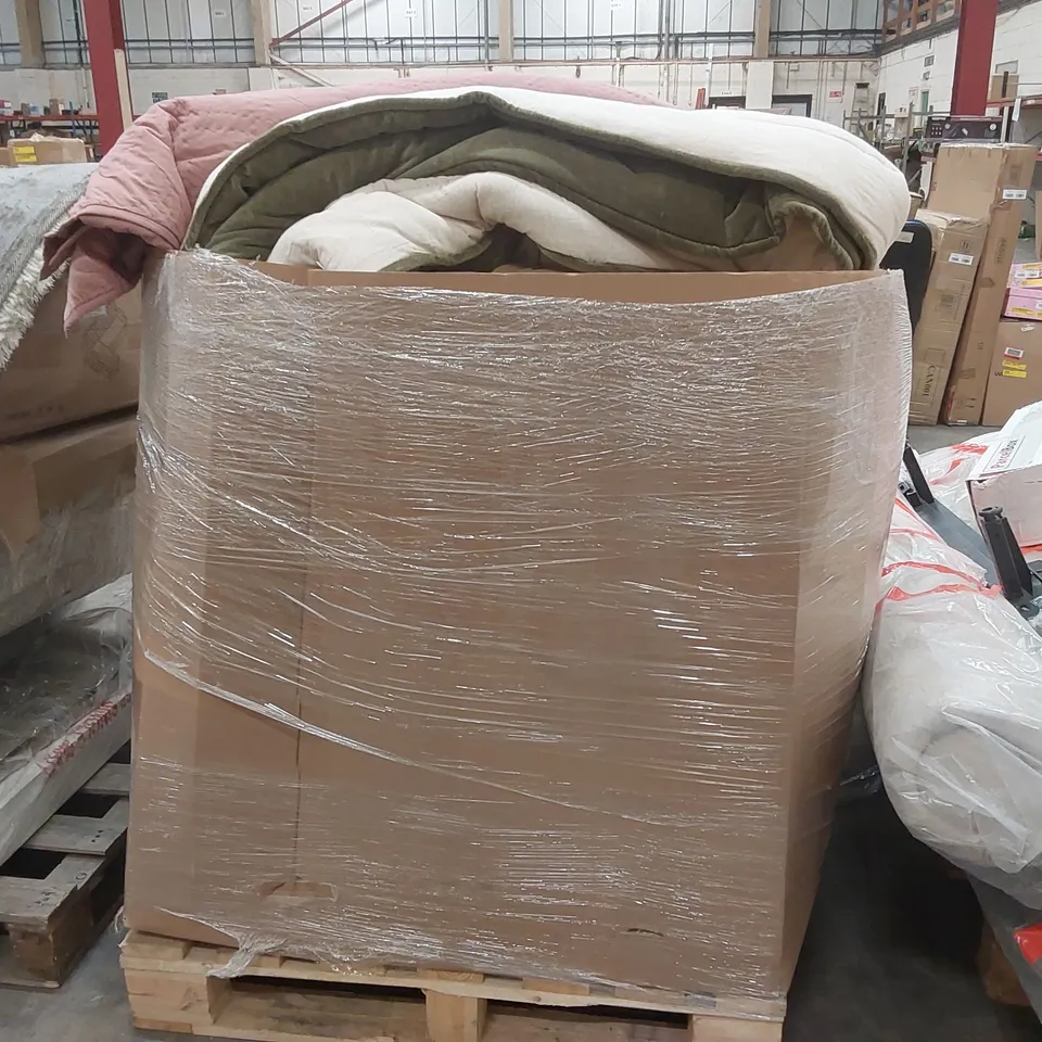 PALLET OF ASSORTED DESIGNER BEDDING/CUSHIONS ECT