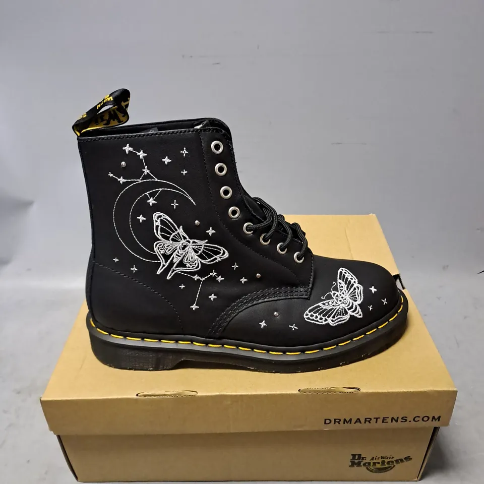 BOXED PAIR OF DR MARTENS CELESTIAL MOTH EMBROIDERED LACE UP BOOT IN BLACK SIZE 8