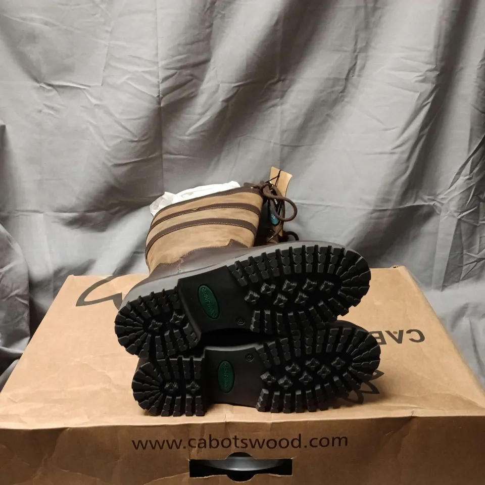 BOXED PAIR OF CABOTSWOOD AMBERLEY 2 OAK/BISON KNEE-HIGH BOOTS – UK 6 (EU 39)