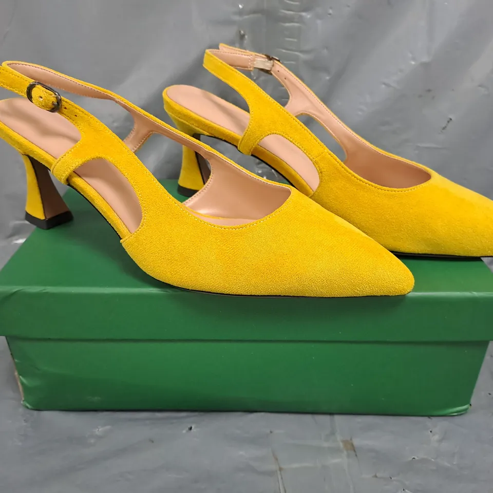 BOXED PAIR OF UNBRANDED POINTED TOE LOW HEEL SHOES IN YELLOW SIZE EU 39
