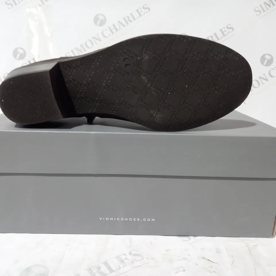 BOXED VIONIC FELICITY LIV LOW HEEL SHOES IN GREIGE - SIZE 7