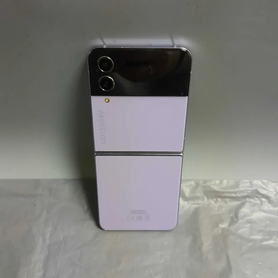 SAMSUNG GALAXY Z FLIP 4 IN PURPLE 