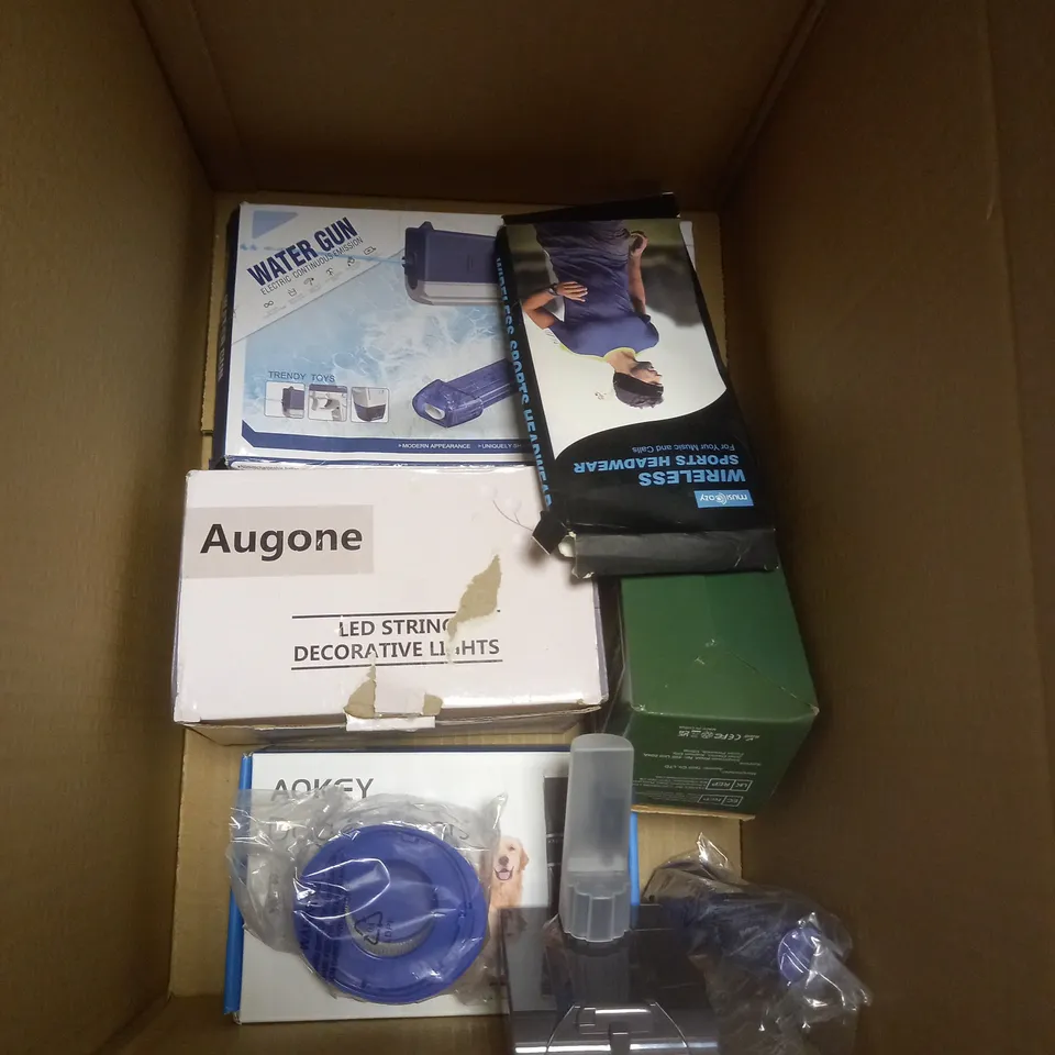 BOX OF APPROXIMATELY 5 ASSORTED ITEMS TO INCLUDE DOG CLIPPERS, WATER GUN, SPORTS HEADWEAR ETC
