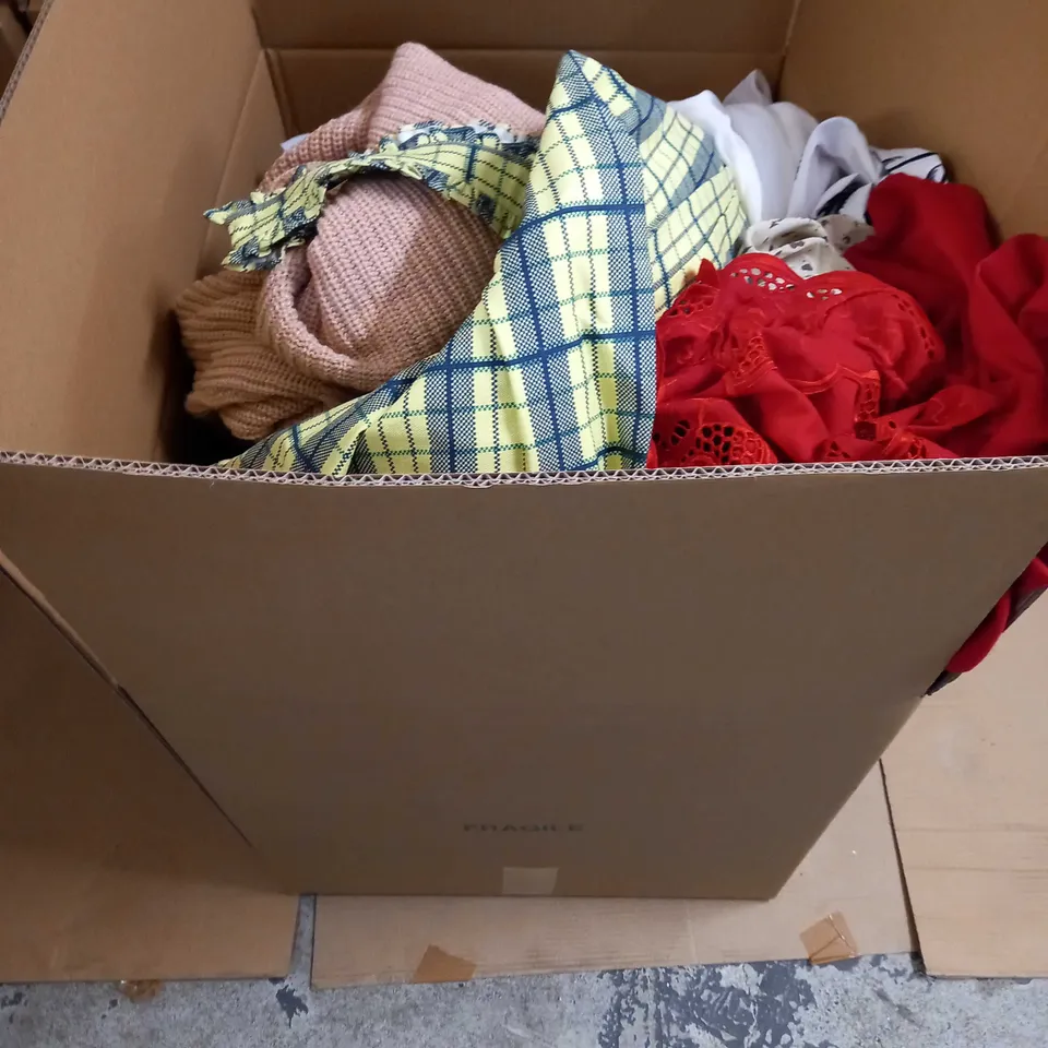 LOT OF APPROX 20 ASSORTED CLOTHING ITEMS VARYING IN SIZE/COLOUR/STYLE TO INCLUDE: TROUSERS, SKIRTS, TOPS