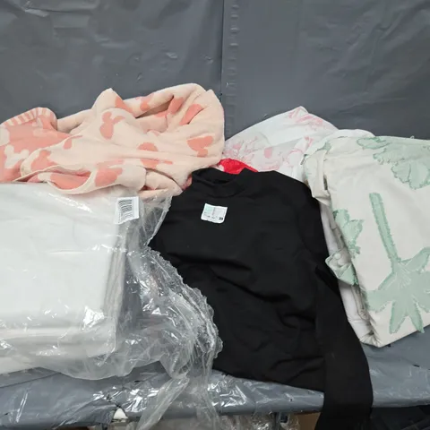 APPROXIMATELY 12 ASSORTED HOUSEHOLD ITEMS TO INCLUDE BEDDING, TOWELS, CHILDRENS TOPS, ETC