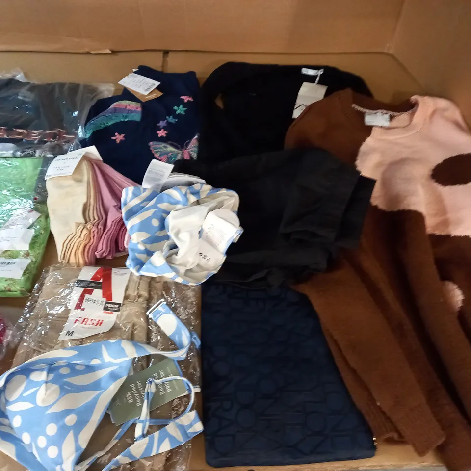 LARGE QUANTITY OF ASSORTED CLOTHING ITEMS TO INCLUDE ZARA, MONSOON AND M&S