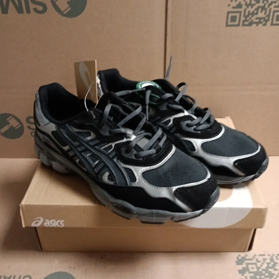 BOXED PAIR OF ASICS GEL-NYC TRAINERS IN BLACK - 9