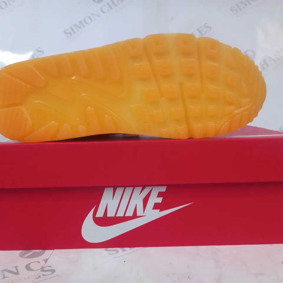 BOXED PAIR OF NIKE AIR MAX 90 SHOES IN WHITE UK SIZE 7
