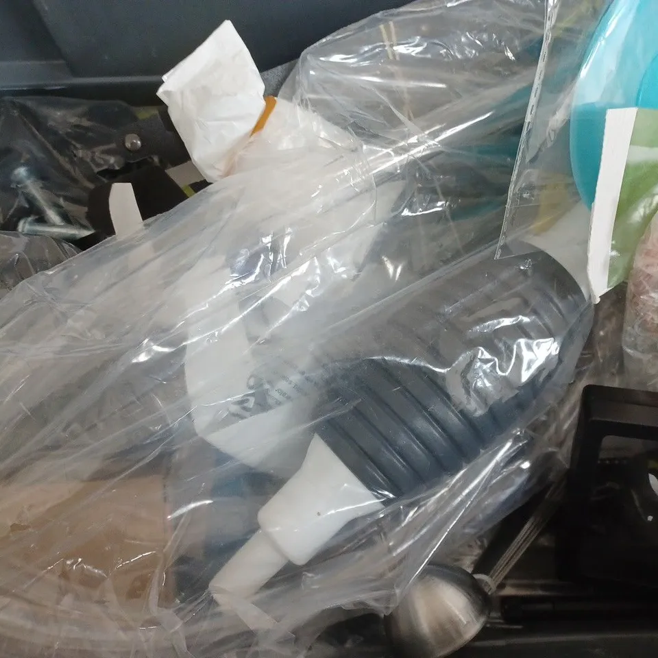 BOX OF APPROXIMATELY 20 ASSORTED ITEMS TO INCLUDE - EGG TIMER - SAVE A FLUSH - CLIP SCISSORS ETC