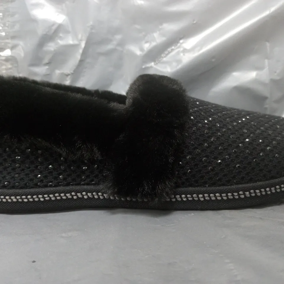 BOXED PAIR OF SKECHERS COZY SLIPPERS IN BLACK SIZE 6.5
