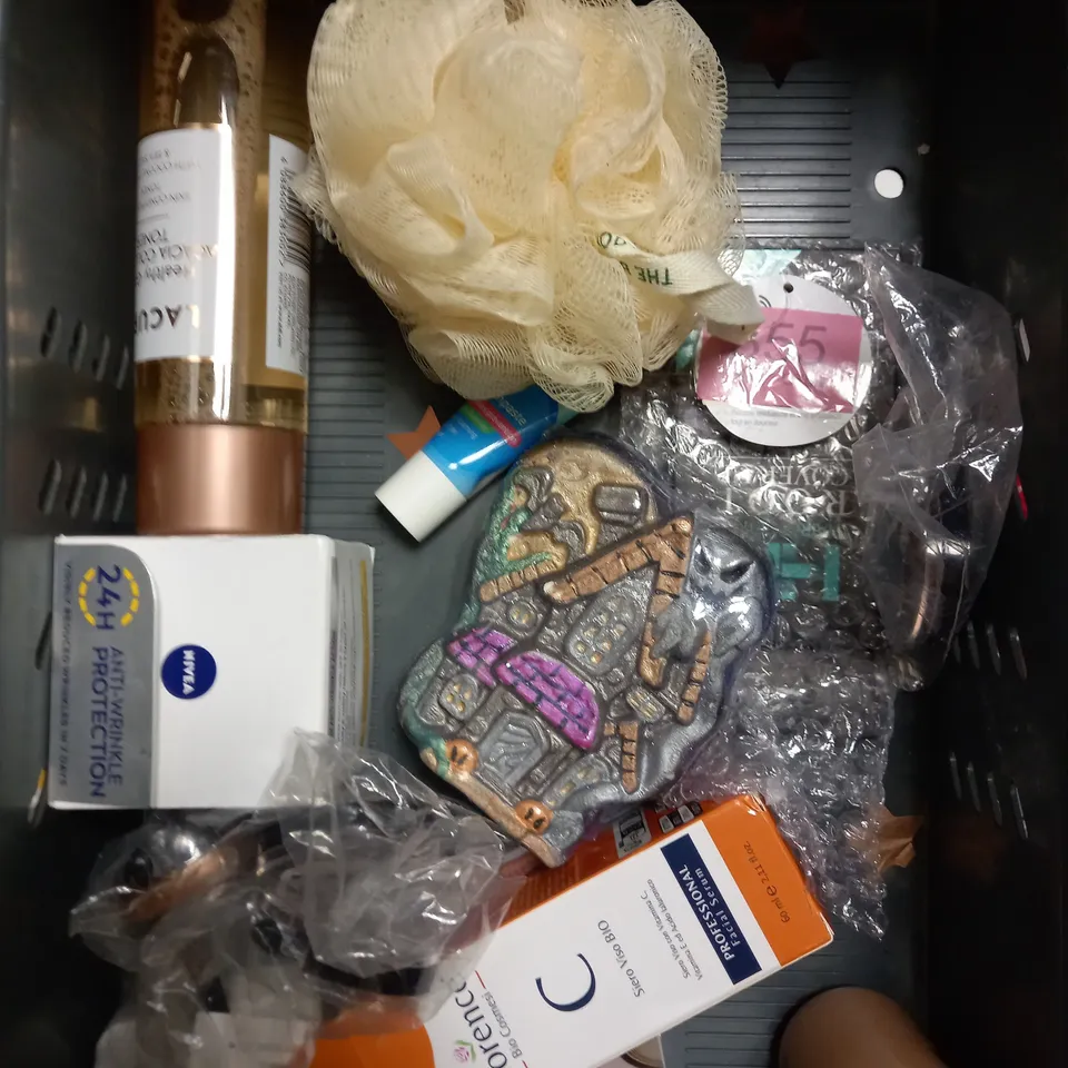 BOX OF APPROXIMATELY 20 ASSORTED HEALTH & BEAUTY PRODUCTS TO INCLUDE WELEDA SKIN FOOD, DOVE TANNING LOTION, CHAMPNEY'S MOISTURISING FACE MAKS ETC 