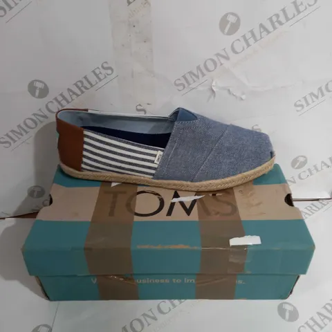 BOXED PAIR OF TOMS ALPARGATA ROPE NAVY MENS 9 