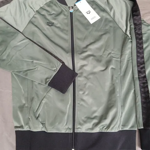 ARENA RELAX TEAM JACKET IN SAGE - UK L