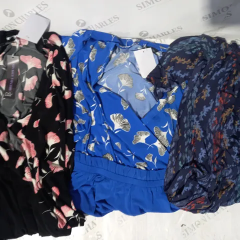 BOX OF APPROXIMATELY 15 ASSORTED CLOTHING ITEMS IN VARIOUS STYLES AND SIZES TO INCLUDE BRENDA EDWARDS, WHITE STUFF, ETC
