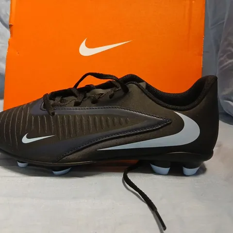 NIKE PHANTOM 6 LOW CLUB JR FOOTBALL BOOTS – BLACK/BLACK, UK YOUTH 5 (EU 38) – WITH BOX