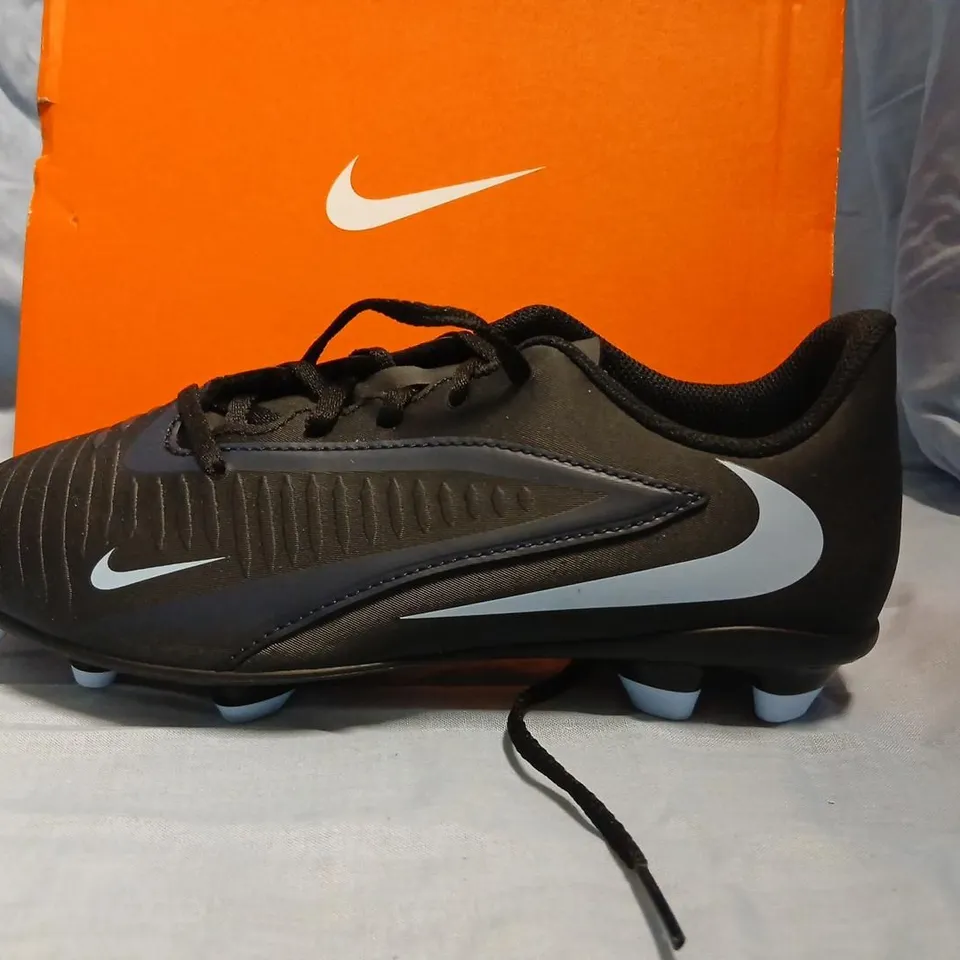 NIKE PHANTOM 6 LOW CLUB JR FOOTBALL BOOTS – BLACK/BLACK, UK YOUTH 5 (EU 38) – WITH BOX