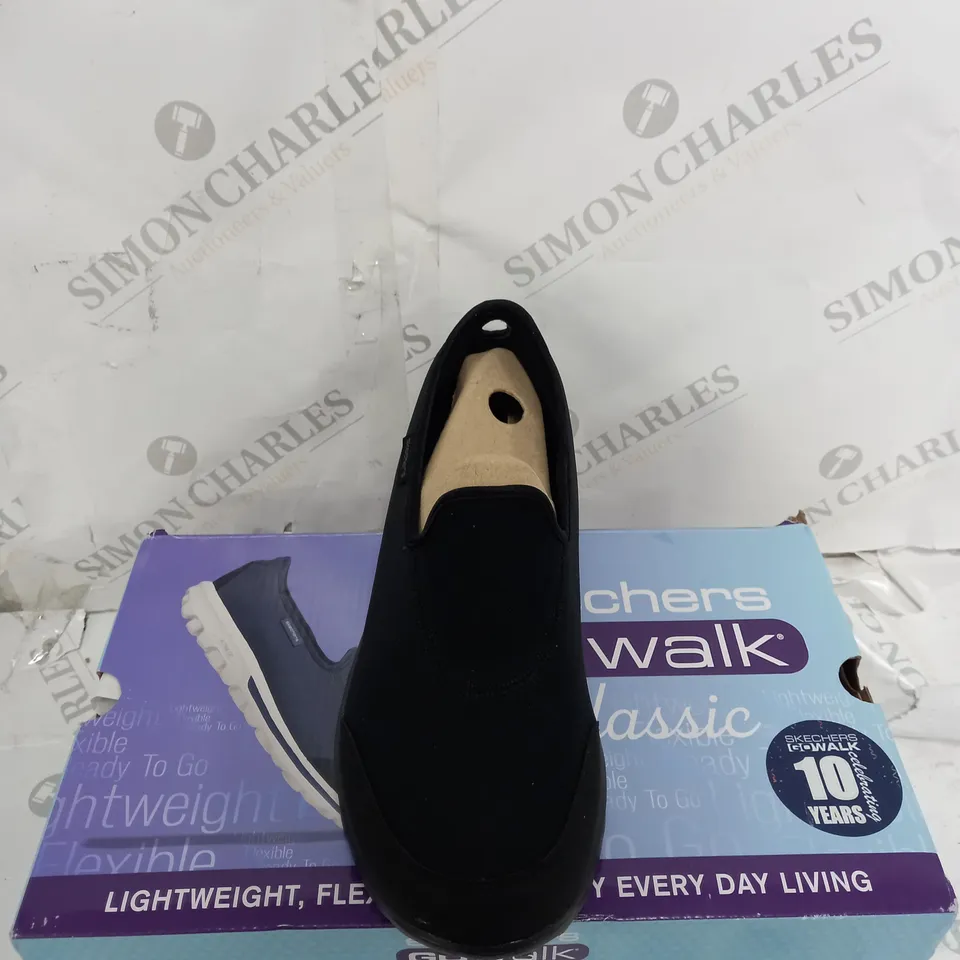 BOXED PAIR OF SKETCHERS GOWALK BLACK SIZE 7
