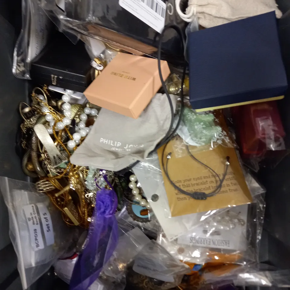 APPROXIMATELY 30 ASSORTED JEWELLERY PRODUCTS TO INCLUDE WATCHES, BRACELETS, EARRINGS ETC 