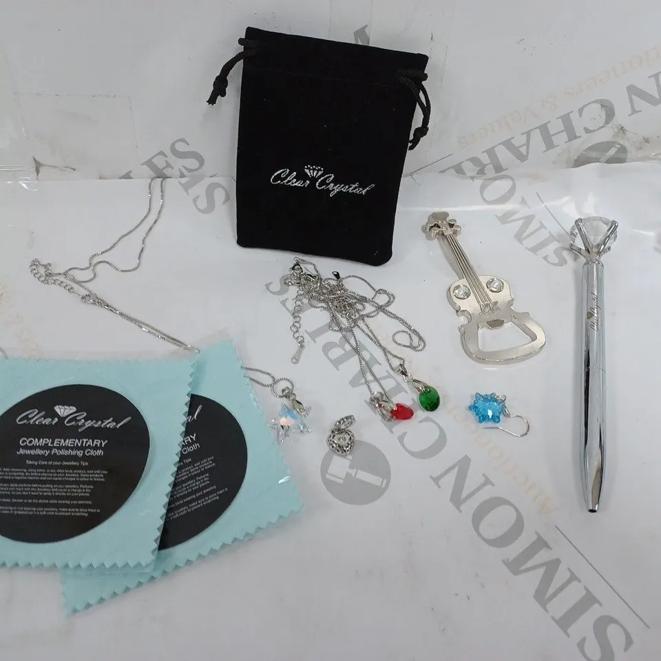APPROXIMATELY 5 ASSORTED CLEAR CRYSTAL JEWELLERY PRODUCTS IN VARIOUS DESIGNS