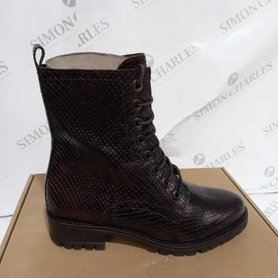 BOXED DUNE DARK BROWN CLETED HIKER BOOT - SIZE 3