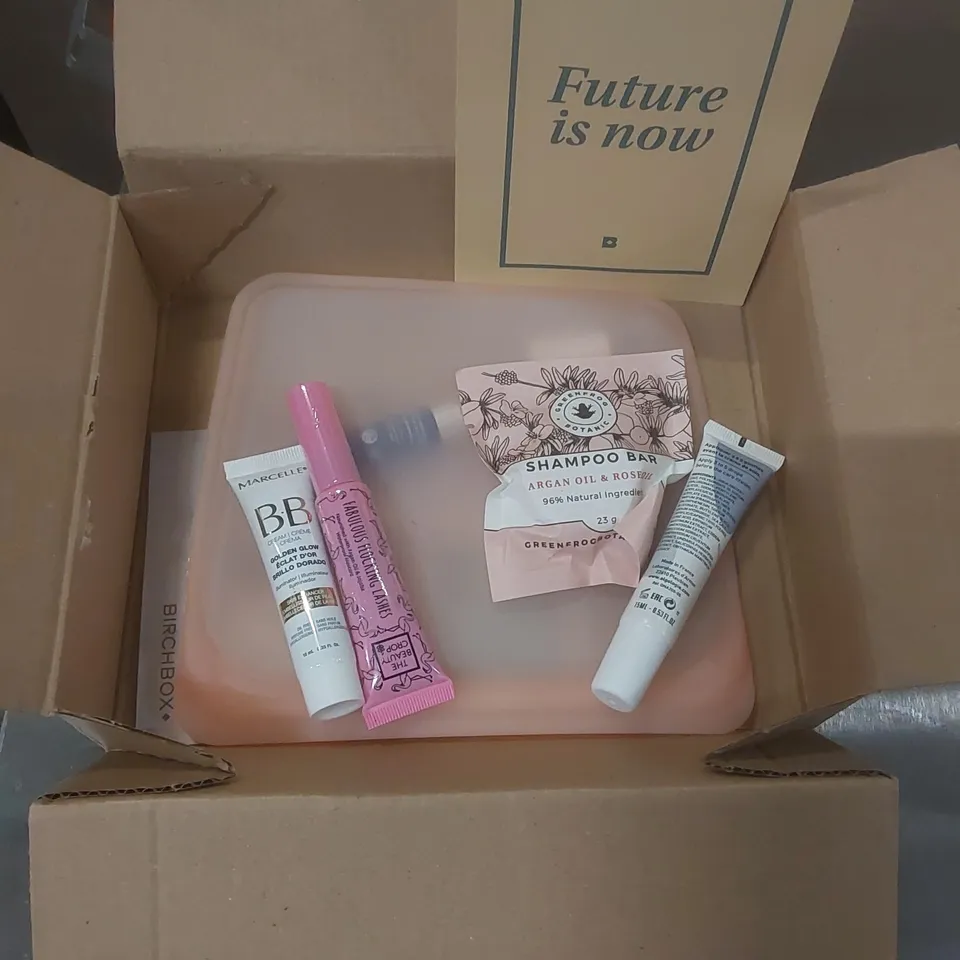 PALLET CONTAINING A VERY LARGE QUANTITY OF ASSORTED ITEMS INCLUDING: BIRCHBOX BEAUTY SETS, ORGANIC COTTON TURTLE BAGS