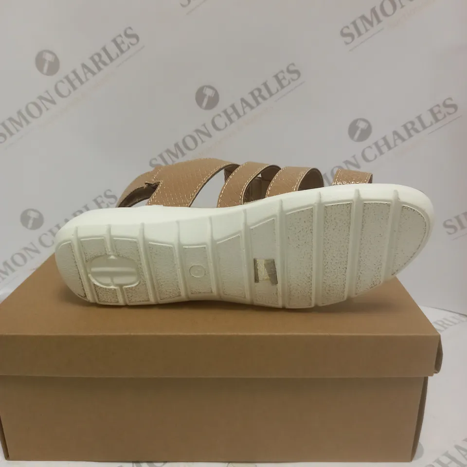 BOXED PAIR OF CUSHION WALK ONE TOUCH CLOSE SANDALS IN TAN - SIZE 5