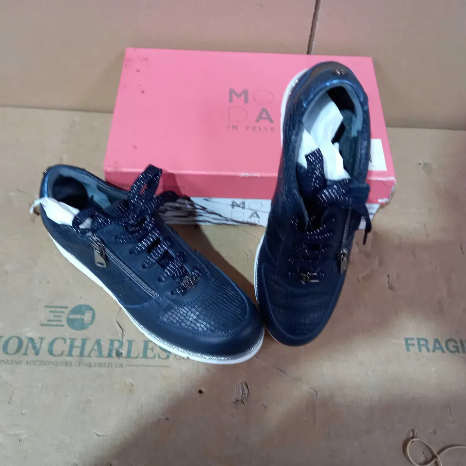 BOXED PAIR OF MODA IN PELLE NAVY SHOES - SIZE 40