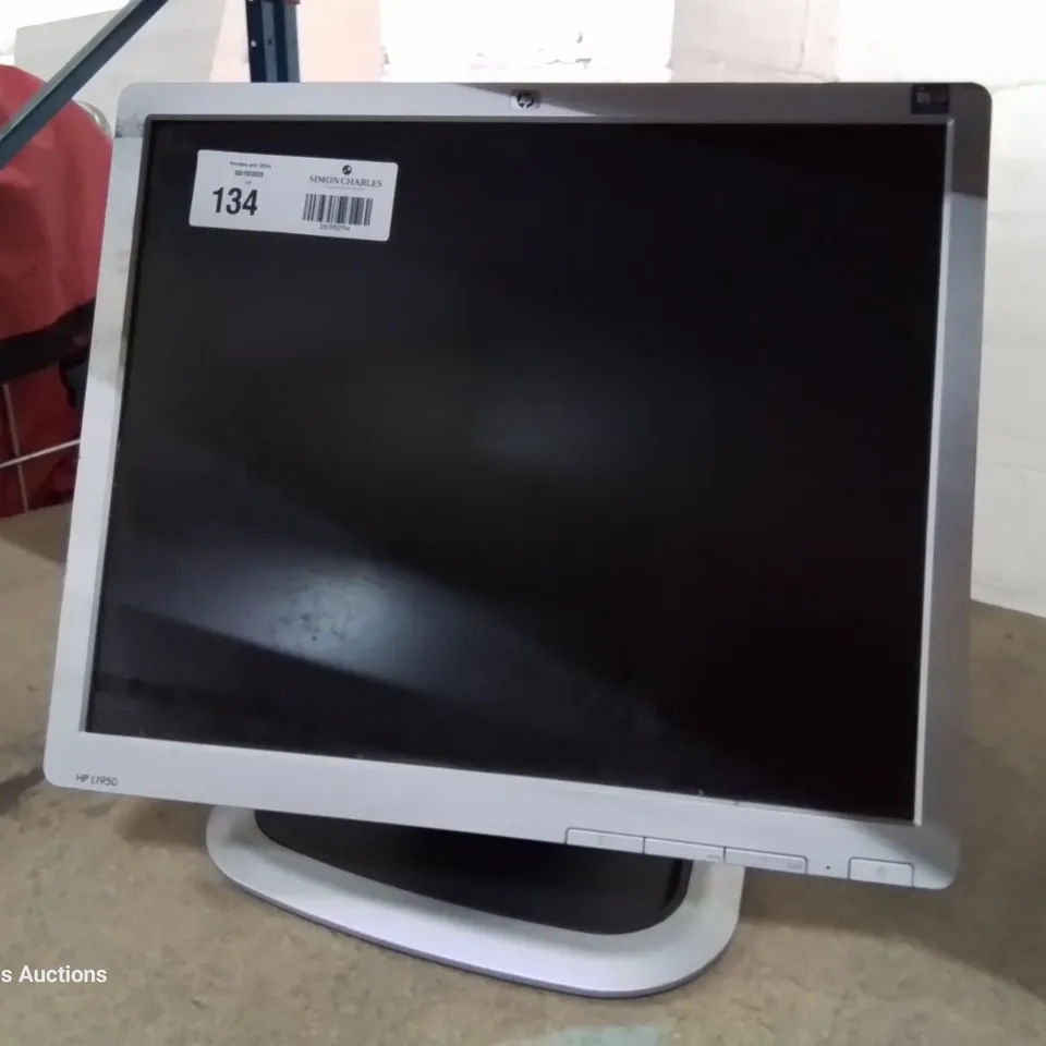 HP 19" LCD DESK TOP MONITOR WITH STAND Model GG458A