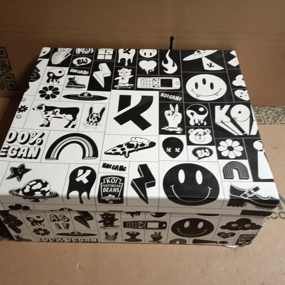 BOXED KOI BORING HARDWARE PLATFORM BOOTS IN WHITE - UK 7