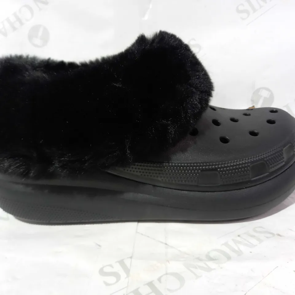 BOXED PAIR OF CROCS CLASSC FUREVER CRUSH FAUX FUR LINED SHOES IN BLACK UK SIZE M5/W6