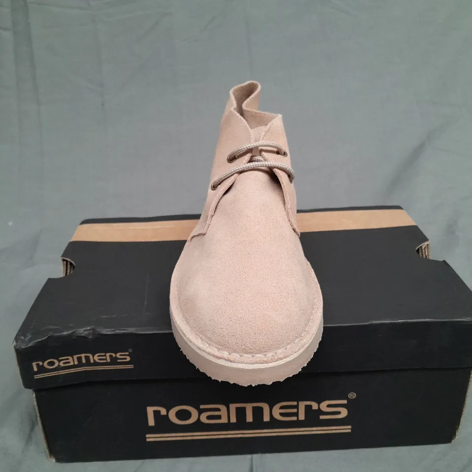 BOXED PAIR OF ROAMERS 2 EYE DESERT BOOT SIZE 9 
