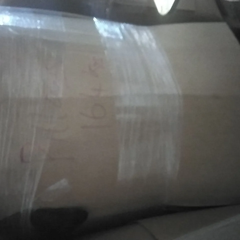 PALLET CONTAINING A LARGE QUANTITY OF PILLOWS