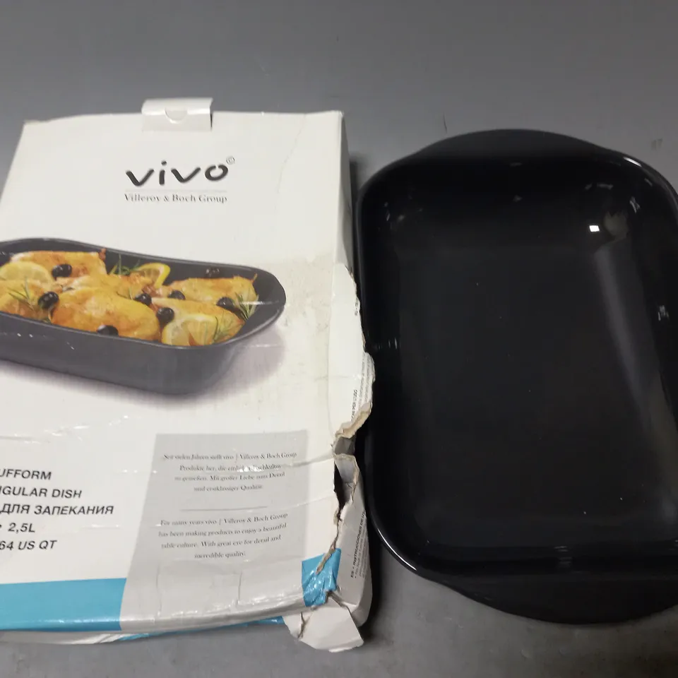 LOT OF VIVO 34.5CM RECTANGULAR DISHES