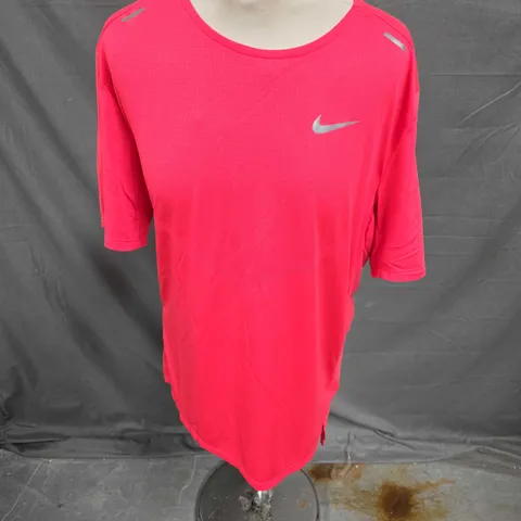 NIKE RUNNING TEE IN PINK SIZE M