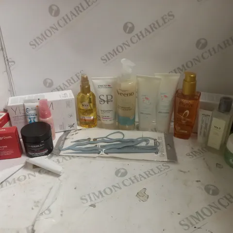 APPROXIMATELY 20 ASSORTED COSMETICS ITEMS TO INCLUDE LOREAL ELVIVE MIRACLE HAIR PROTECTOR (100ml), SP FACIAL EXFOLIANT (100ml), AVEENO NOURISHING PAT CLEANSER (200ml), ETC