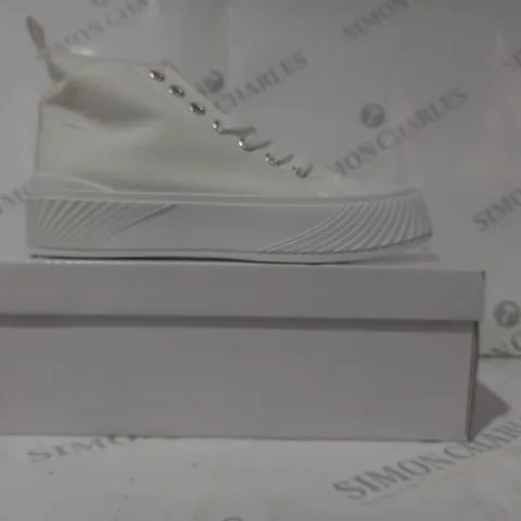 BOXED PAIR OF FASION PLATFORM CANVAS SHOES IN OFF-WHITE EU SIZE 39