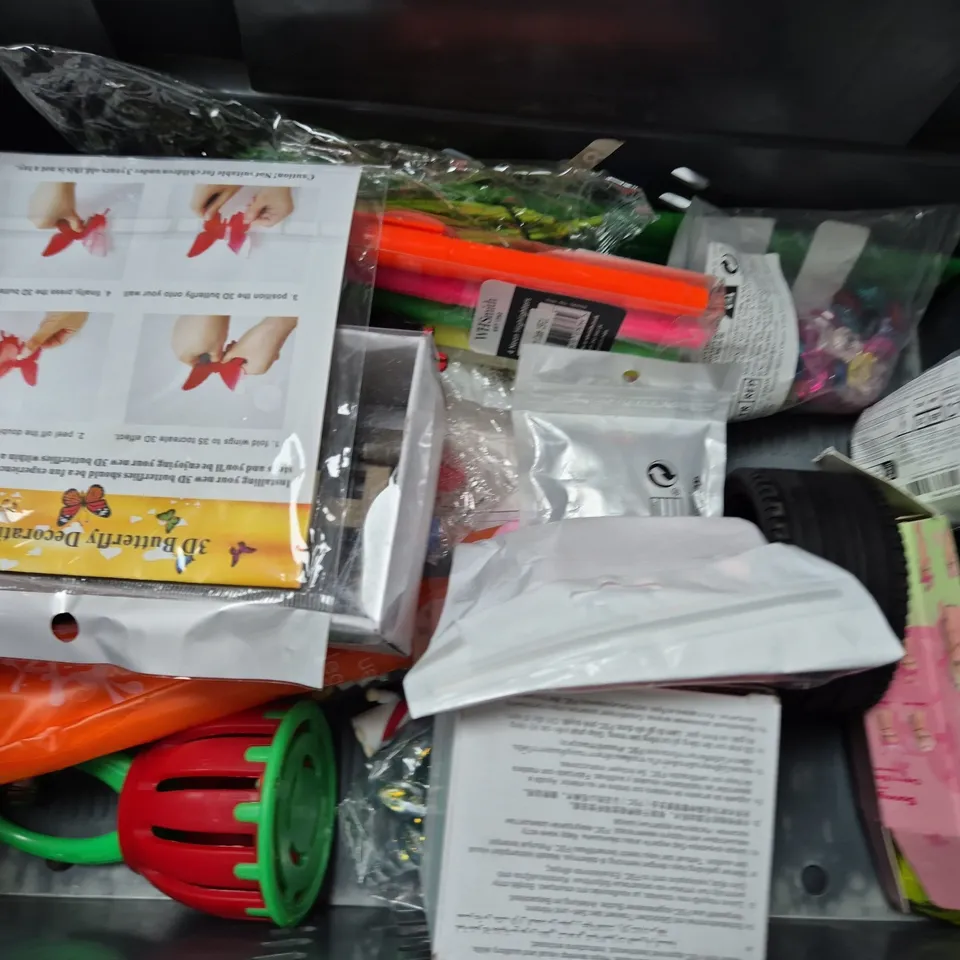 APPROXIMATELY 15 ASSORTED TOYS & GAMES TO INCLUDE MIXED BEADS SET, THE HERBAL ASTROLOGY POCKET ORACLE, PAW PATROL BAG CLIP ROCKY, ETC
