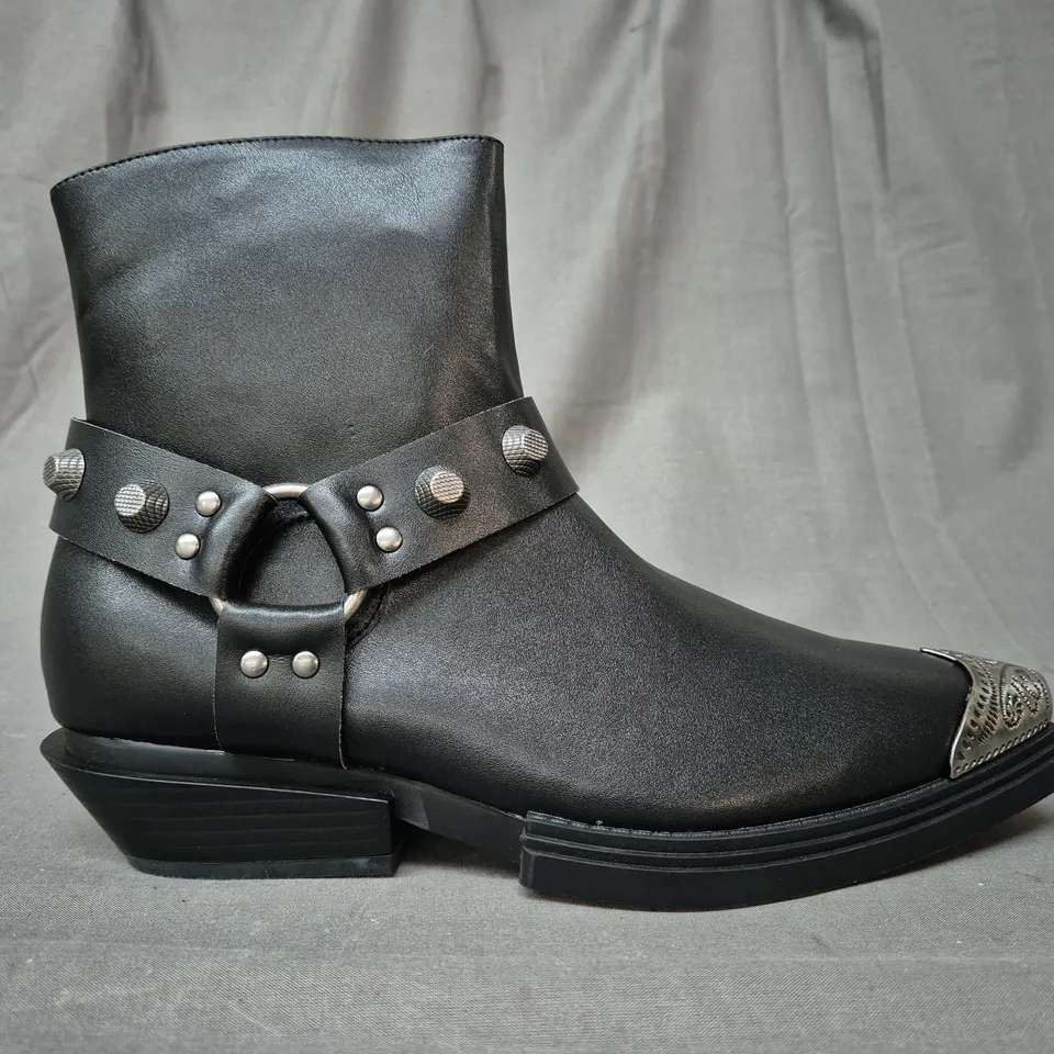 BOXED PAIR OF KOI SOULRENDER MEN'S HARDWARE COWBOY BOOTS IN BLACK/ANTIQUE SILVER UK SIZE 8