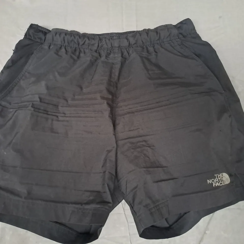 THE NORTH FACE SHORTS IN BLACK SIZE MEDIUM