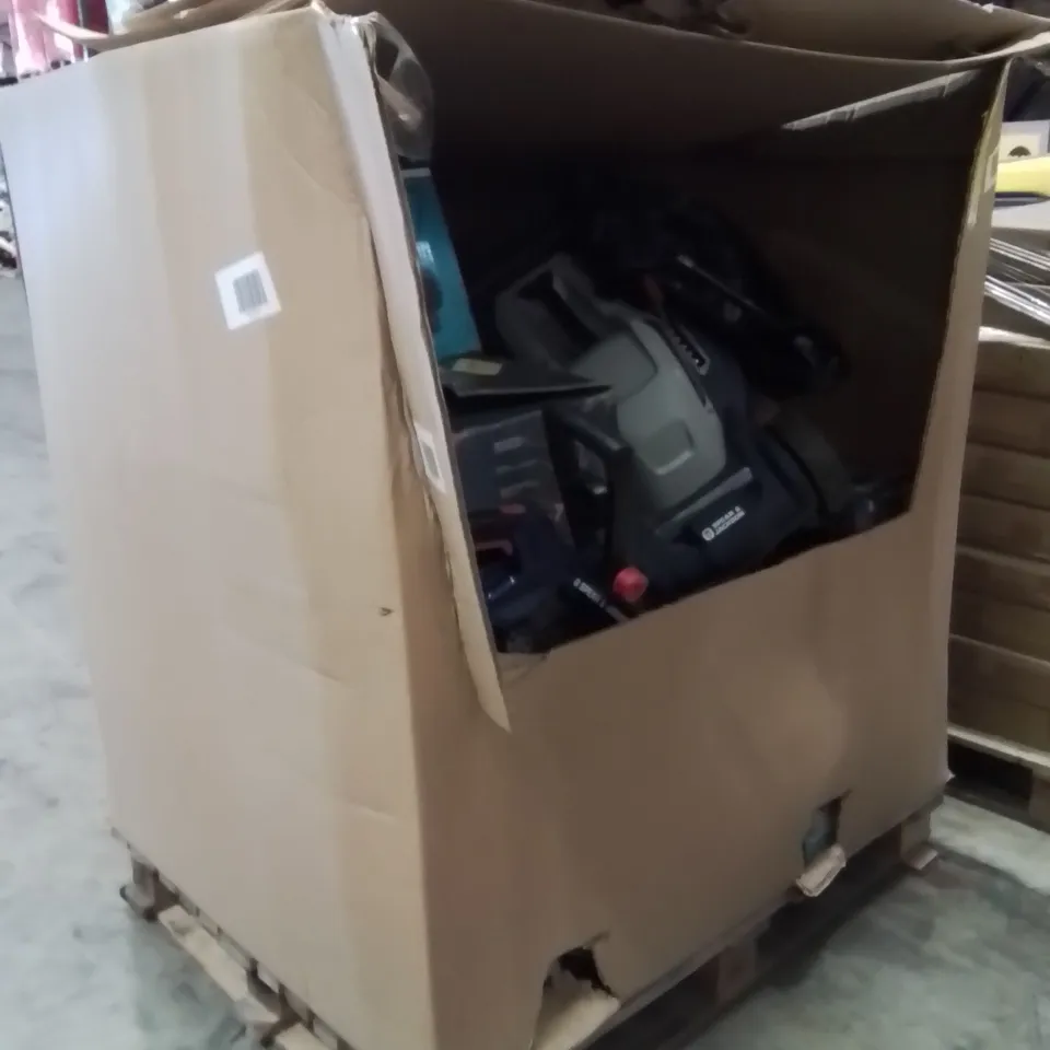 PALLET CONTAINING A LARGE QUANTITY OF LAWN MOWERS