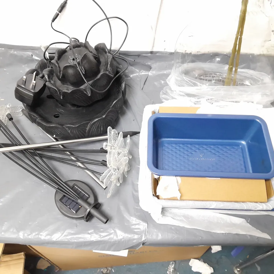 LOT OF 12 ASSORTED HOUSEHOLD ITEMS TO INCLUDE SOLAR LIGHTS, ARTIFICIAL FLOWERS IN POT, COOKWARE TRAYS AND GARDEN ORNAMENTS