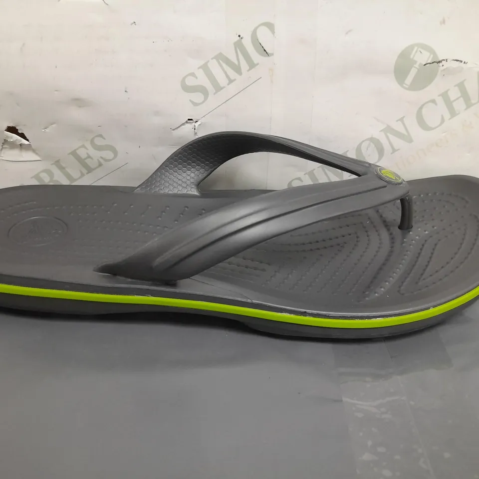 PAIR OF CROCS CROCBAND FLIP FLOPS IN GREY/LIME UK SIZE M8/W9