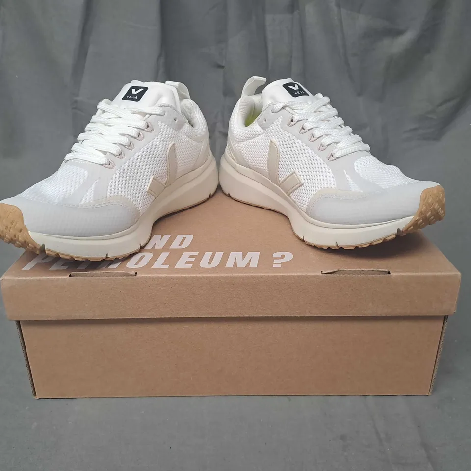 BOXED PAIR OF VEJA CONDOR 2 ALVEOMESH SHOES IN WHITE UK SIZE 5