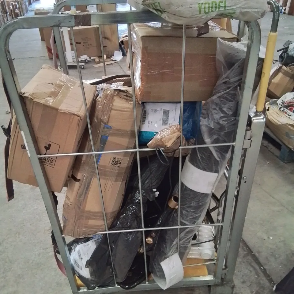 LOT CONTAINING VARIOUS FURNITURE PARTS AND INCOMPLETE CHAIR SETS ETC.