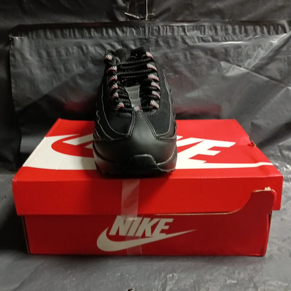 BOXED PAIR OF NIKE AIR MAX 95 TRAINERS IN BLACK/GREY SIZE UK 6